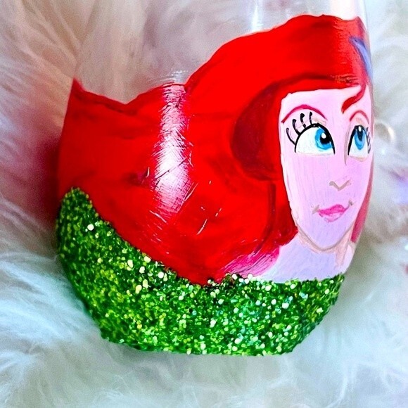 NWOT Handpainted Little Mermaid Wine Glass Sz 15 oz Green/Red - Picture 2 of 4